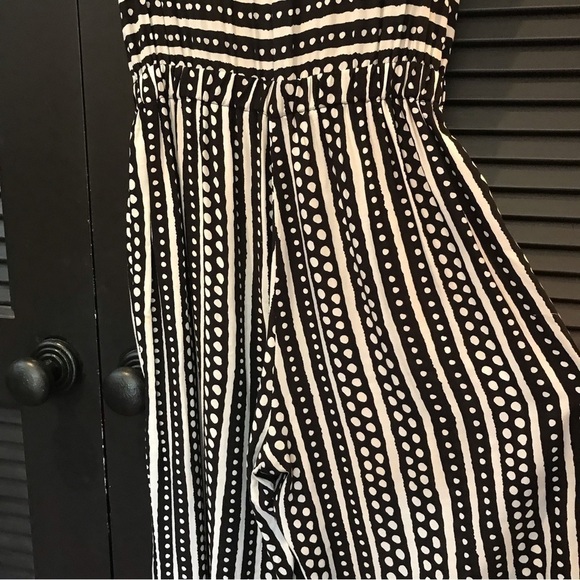 Bobeau Jumpsuit, Black and White Batik Type Pattern, Sleeveless V Neck, Size S - Picture 10 of 16